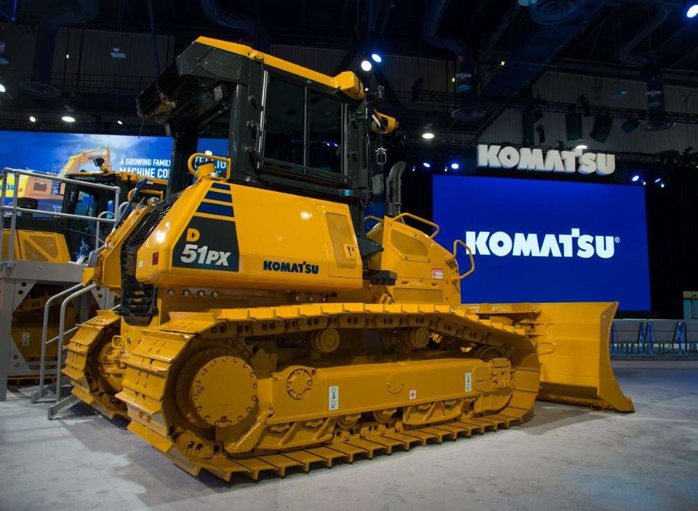 کوماتسو یکی از بزرگترین شرکت های ارائه دهنده محصولات و خدمات متنوع صنعتی است. گروه Komatsu علاوه بر این که یکی از مجریان بین المللی در زمینه تجهیزات ساخت و ساز و استخراج معادن است، در زمینه های دیگری مانند ساخت و تولید تجهیزات جانبی (قطعات انواع ماشین های سنگین)، ماشین های حمل و نقل، ماشین آلات صنعتی و ماشین آلات راهسازی مشغول به کار فعالیت است.
